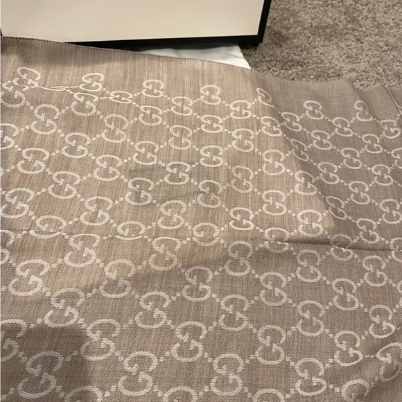 Beautiful Gucci scarf! - Picture 2 of 4